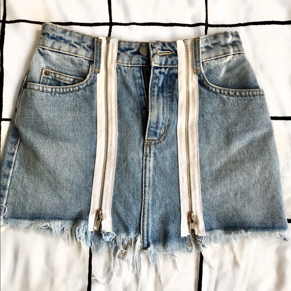 ✨LF Carmar Light Wash Front Zip Denim Skirt✨